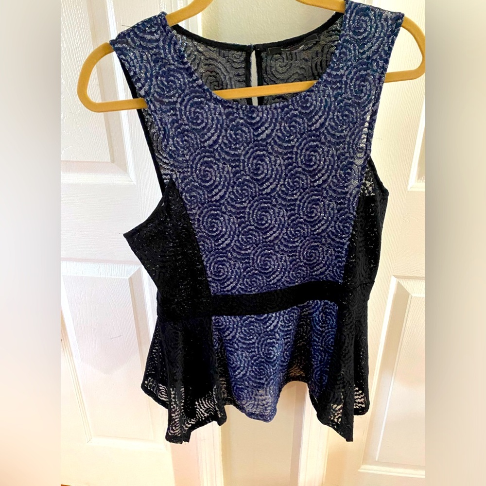 BCBG Maxazria top Women’s size small.  No size or fabric label.